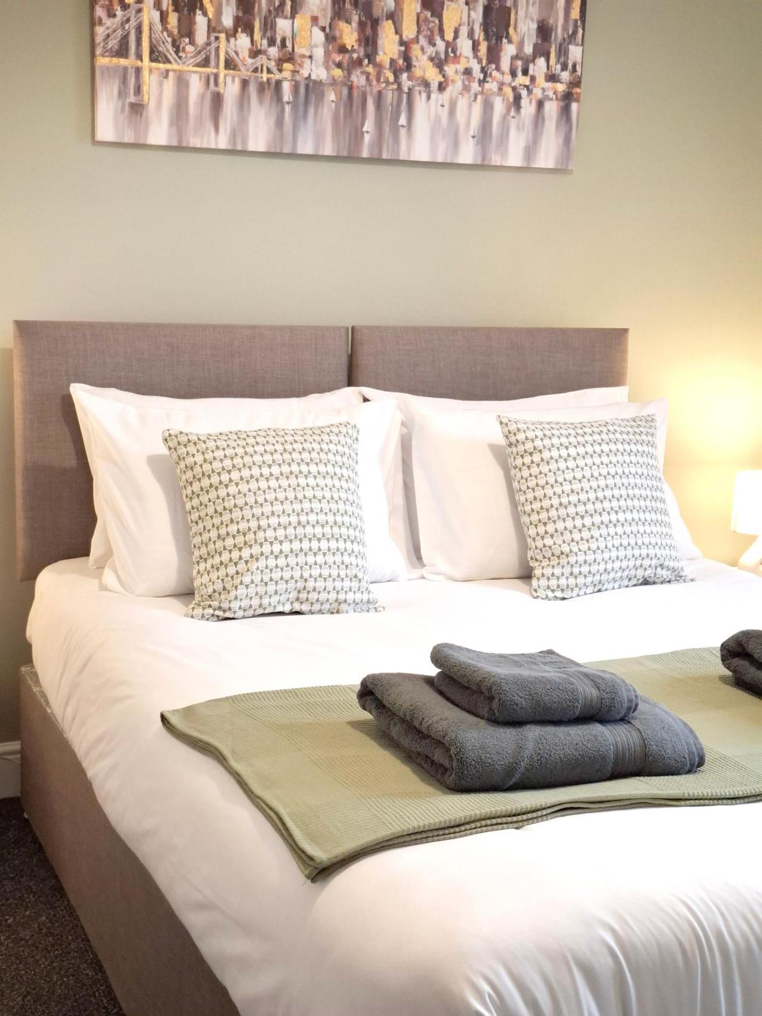 Modern Bright 3 Bedroom House Burton  Экстерьер фото