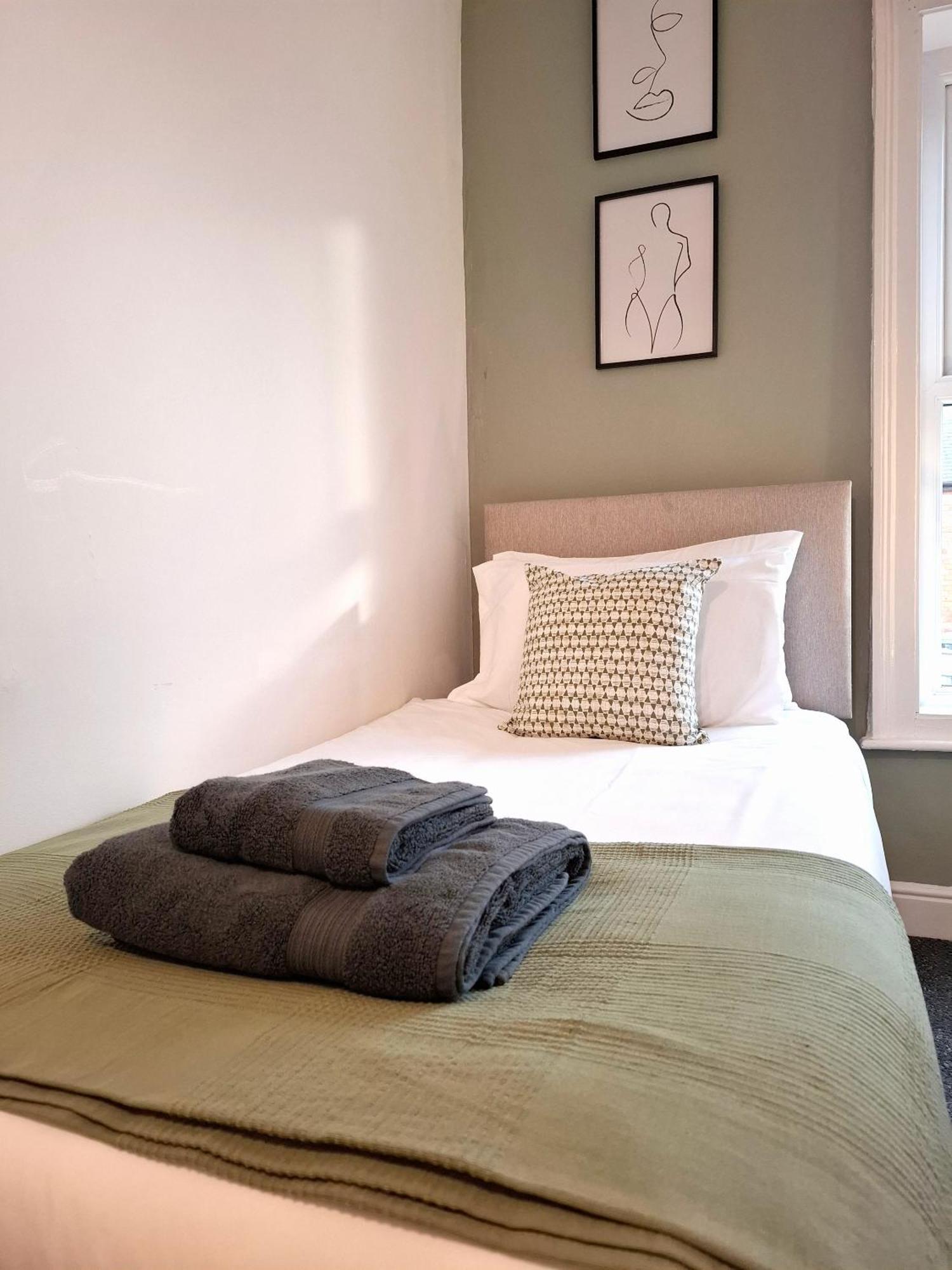 Modern Bright 3 Bedroom House Burton  Экстерьер фото