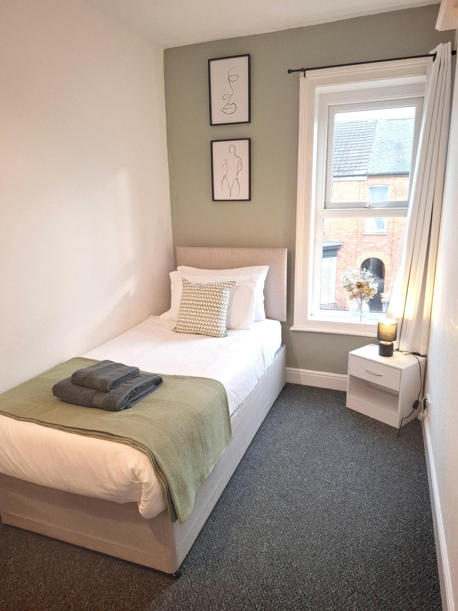 Modern Bright 3 Bedroom House Burton  Экстерьер фото