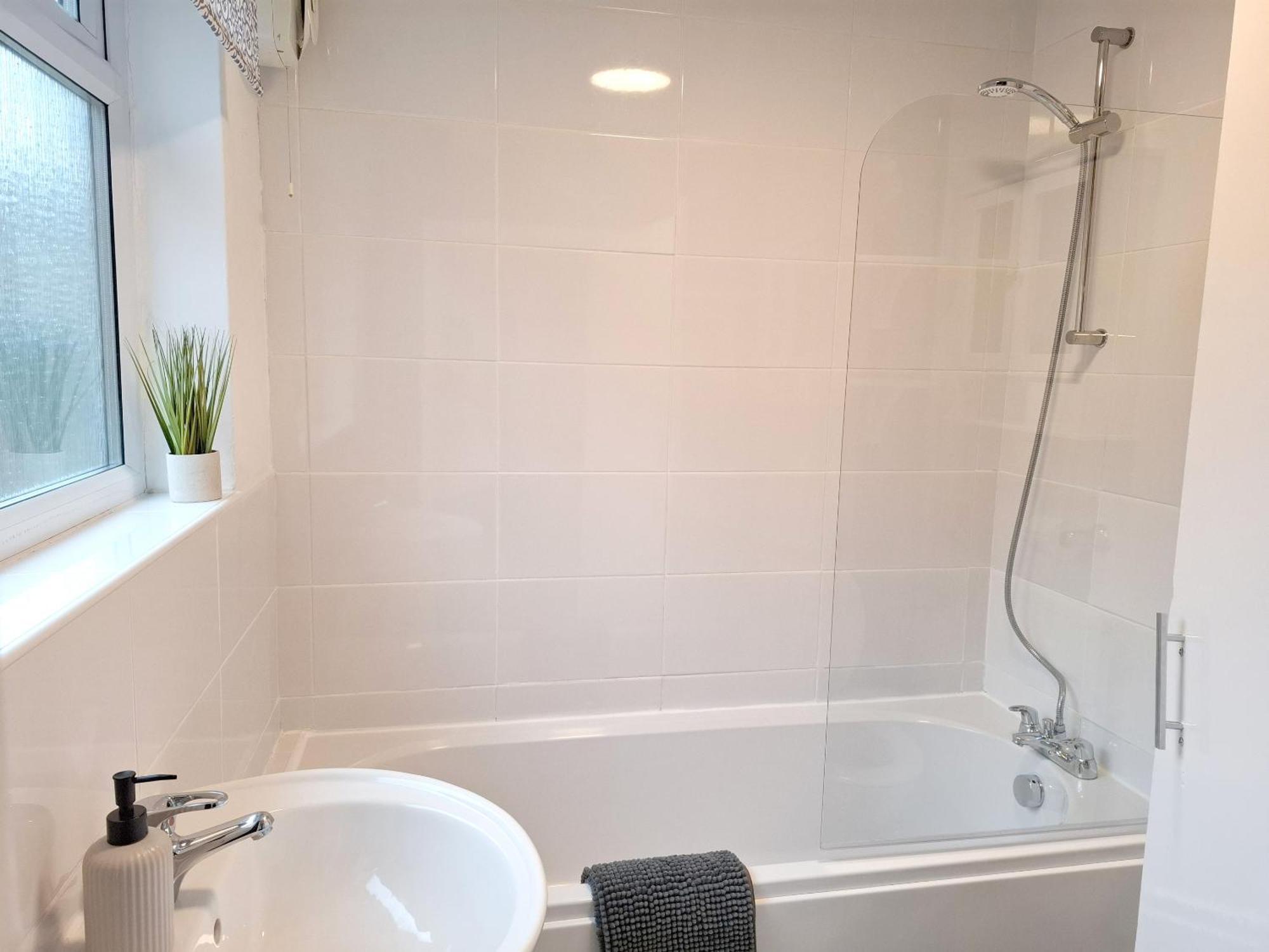 Modern Bright 3 Bedroom House Burton  Экстерьер фото